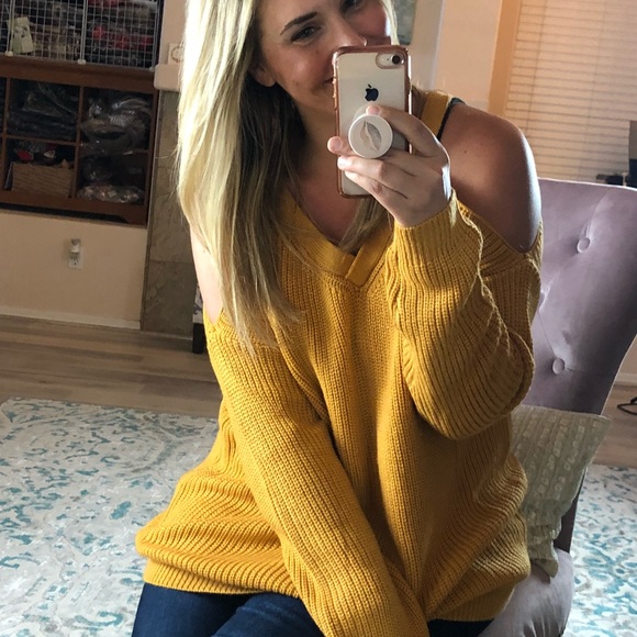 Last 1! M oversized Mustard cold shoulder sweater - Picture 2 of 6